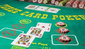 Pengguna meninjau fitur aplikasi dengan aman